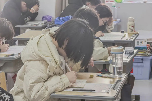 重庆高三复读哪个学校好一点呢？全日制学校推荐